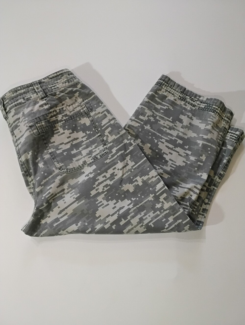 Orvis Bum Trout Fishing Capri Pants Womens Size 4 Grey White Camo Gorpcore‎ - Picture 3 of 5